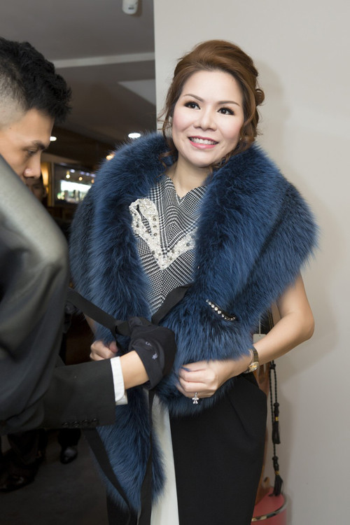 Trước đó, nữ doanh nhân cũng gây ồn ào khi công khai phẫu thuật thẩm mỹ để trở nên xinh đẹp hơn. Theo đó, số tiền cô chi cho nhan sắc của mình là hơn 1 tỷ đồng.