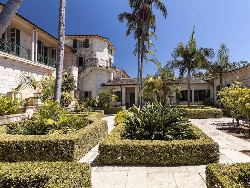 6. Biệt thự Rancho San Carlos ở California đã được sở hữu bởi cùng một gia đình trong hơn 100 năm. Dinh thự này gồm 30 phòng, với các chi tiết nội thất thiết kế độc đáo phù hợp với lịch sử phong phú của ngôi nhà. Ngoài ra, dinh thự còn gồm 10 khu nhà khách, phương tiện đua ngựa mở rộng và vườn cây ăn trái rộng lớn. Hiện, nó có giá bán là 125 triệu USD.