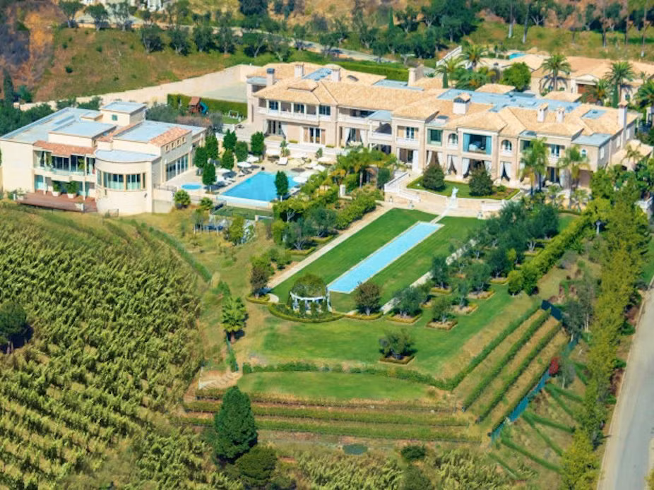 3. Dinh thự đắt đỏ này có tên Palazzo di Amore nằm trên khu Beverly Hills quý, với tiện nghi vô tận. Dinh thự gồm 12 phòng ngủ, 23 phòng tắm, và vô số các phòng giải trí. Giá của nó là 149 triệu USD.