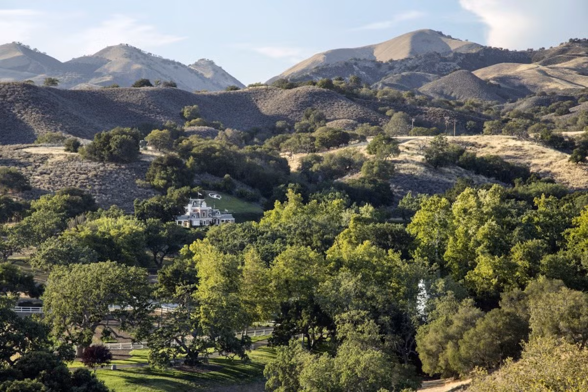 8. Ngôi nhà Sycamore Valley Ranch ở Los Olivos, California, là trang trại rộng lớn nằm trên một quả đồi và khu vườn, đang được rao bán giá 100 triệu USD. Nơi này gồm ba ngôi nhà khách riêng biệt, một số nhà kho, bãi quây và nơi trú ẩn cho động vật. Đây thực sự là một nơi hoàn hảo cho những người yêu động vật và thiên nhiên.