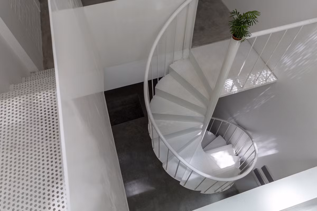 Cầu thang xoắn lên tầng hai nhỏ gọn và hiện đại.