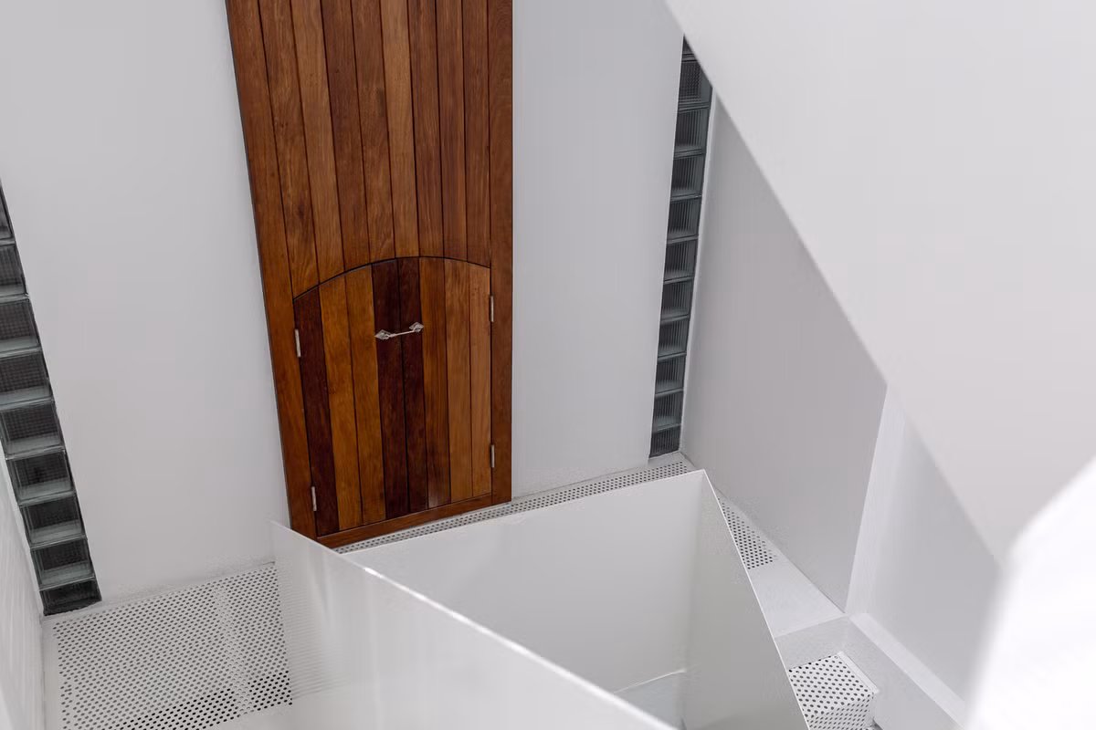 Hầu hết tường nhà và cầu thang sử dụng màu trắng tạo cảm giác không gian rộng rãi hơn.