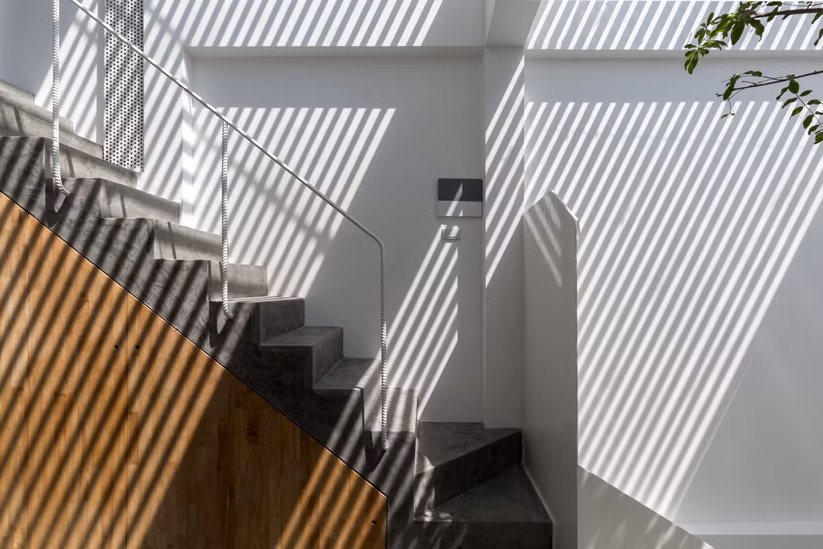 Ánh sáng phản chiếu trên tường giúp ngôi nhà luôn thoáng đãng.