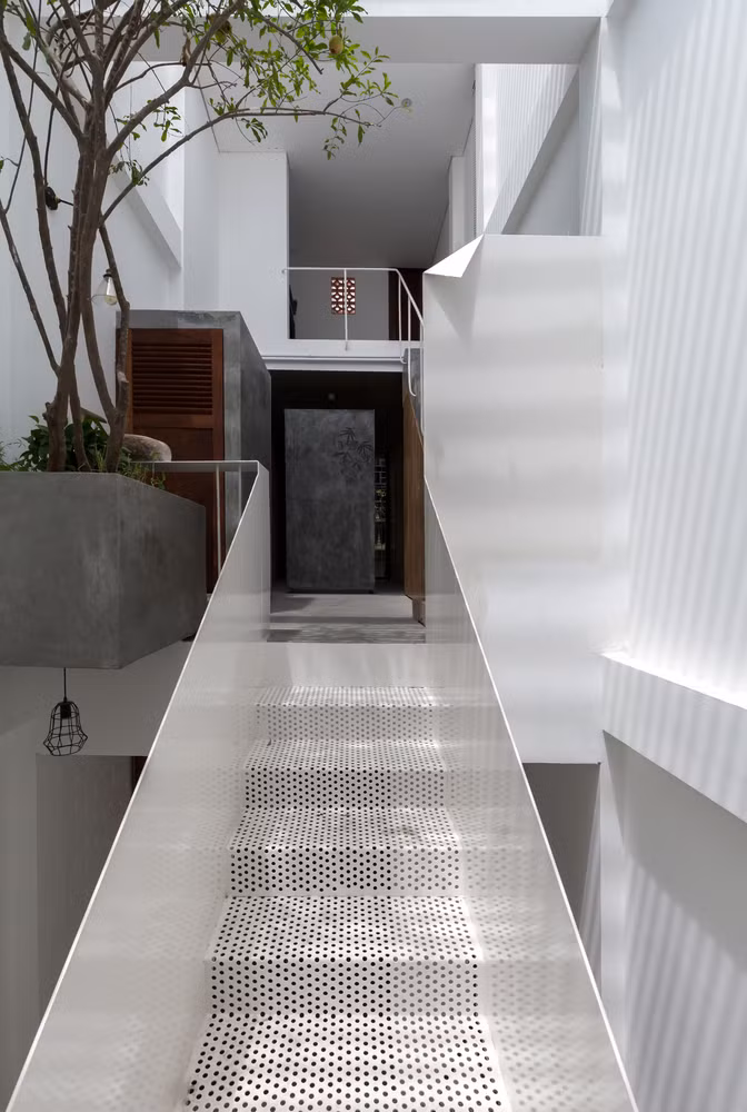 Công trình nằm trong một ngõ hẻm tối tăm của đường Định Công, Hoàng Mai, Hà Nội. Nhờ thiết kế của các kiến trúc sư, ngôi nhà từ không gian tăm tối, thông gió kém đã trở nên thoáng khí và ngập tràn ánh sáng tự nhiên.