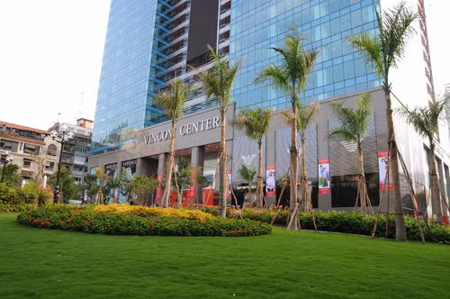 Tháng 6/2013, thương vụ mua lại tòa tháp Vincom Centre A (đường Đồng Khởi, quận 1) với giá 10.000 tỷ cũng được cho là có sự góp mặt của bà Trương Mỹ Lan.