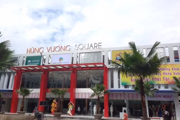 Một trong những dự án khủng của tập đoàn Vạn Thịnh Phát gồm Hùng Vương Square, một trong số những trung tâm mua sắm hiện đại tại khu vực quận 5. Dự án được xây dựng trên khuôn viên đất 8.000 m2, gồm 1 tầng trệt, 2 tầng lầu và 4 tầng để xe cùng quảng trường rộng hơn 1.000 m2.