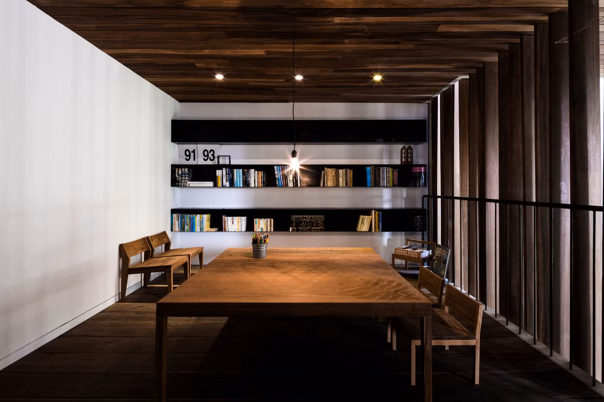 Nội thất ngôi nhà chủ yếu bằng gỗ và khá giản dị.