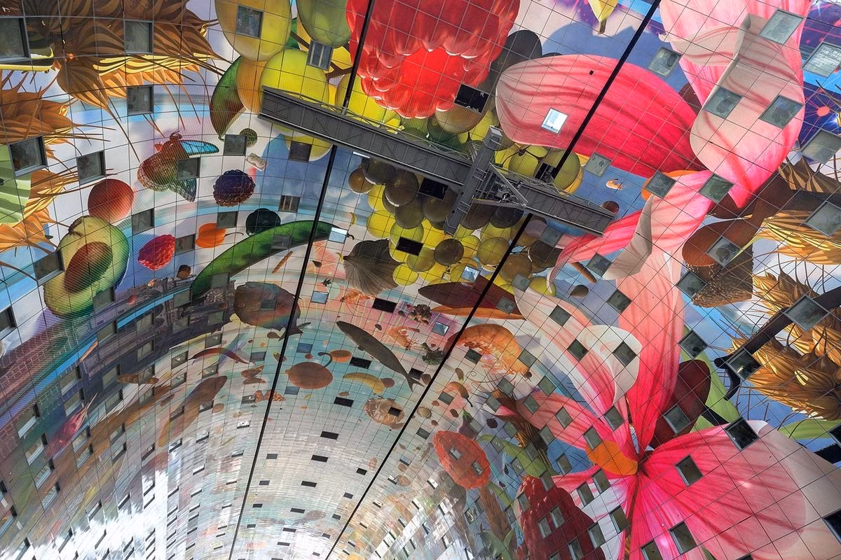 Phía bên trong chợ là hình ảnh trái cây, rau quả khổng lồ choán khắp các bức tường cũng như trần nhà...