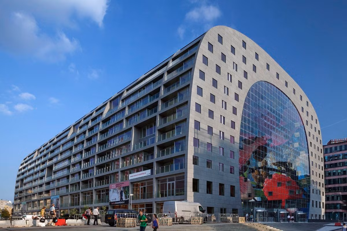 Chợ Markthal đã thu hút đông đảo du khách tới thăm quan nhờ kiến trúc hoành tráng, lộng lẫy của tòa nhà.