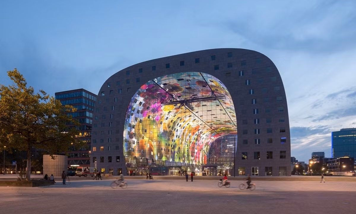 Khai trương vào năm 2014, khu chợ thực phẩm Markthal (tên tiếng Anh: Market Hall) là siêu thị trong nhà lớn nhất Hà Lan.