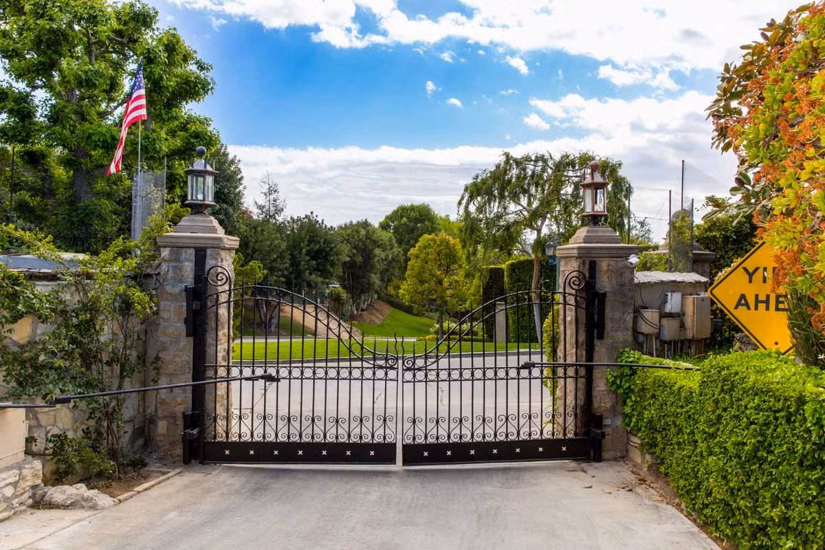 Toàn bộ "dinh thự thỏ" rộng hơn 20.000 mét vuông bao gồm khu nhà chính cùng khu nhà dành cho khách với 4 phòng ngủ.