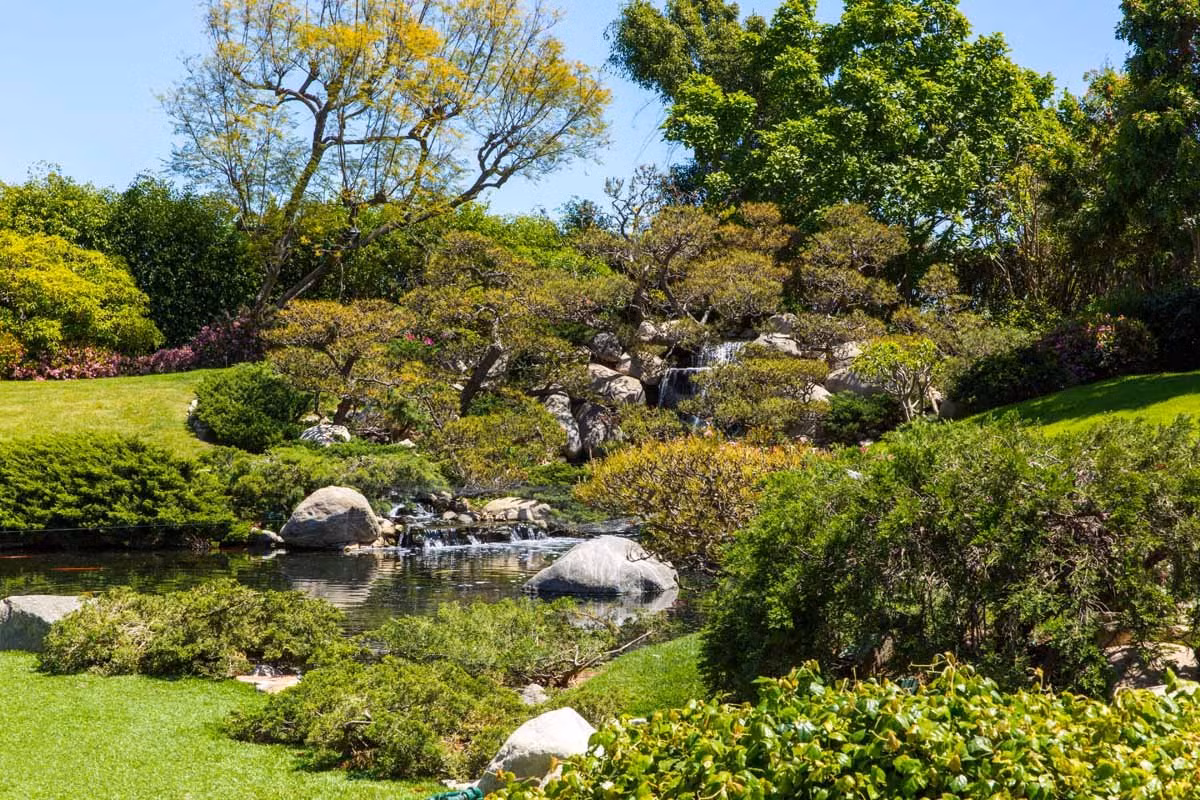 Biệt thự của Hefner còn sở hữu một sở thú riêng. Đây cũng là một trong số ít khu nhà tư nhân tại Los Angeles có giấy phép sở thú.