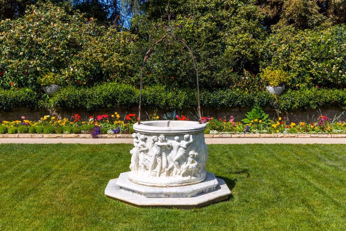 Biệt thự Playboy rộng hơn 1.800 m2 giáp với Los Angeles Country Club, nằm trong khu vực Holmby Hills, ngay giữa Beverly Hills và Westwood.