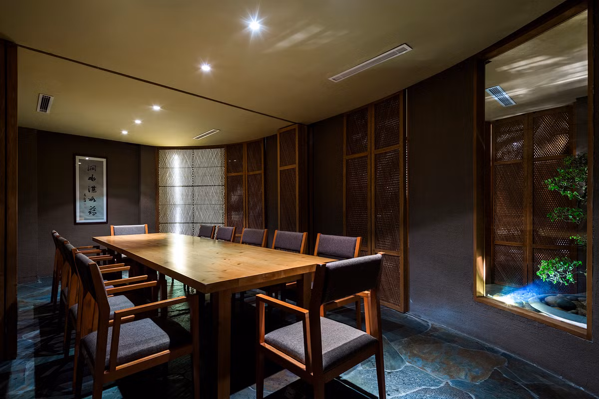 Từ đặc điểm mặt bằng hiện trạng không vuông vắn và có nhiều góc cạnh, các kiến trúc sư thiết kế chia các phòng bởi các đường cong.