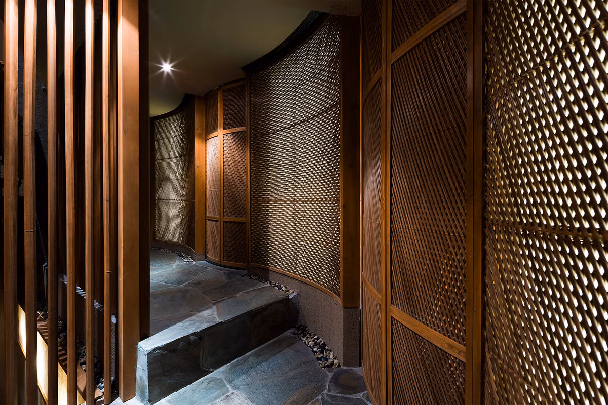 Tre kết hợp cùng với vật liệu gỗ, tường nhám và đá tạo ra không gian có chất vật liệu đặc trưng song vẫn hiện đại và ấm cúng trong nhà hàng.