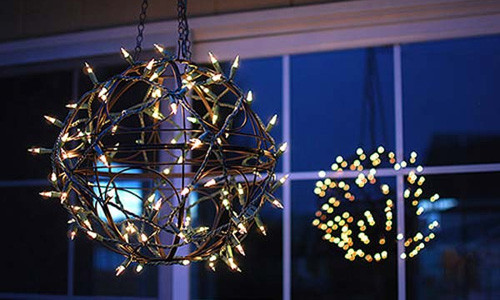 Quả cầu trang trí cuốn đèn nhấp nháy sinh động.