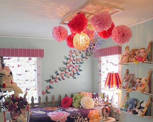 Căn phòng tràn ngập sắc xuân với những đồ trang trí handmade.