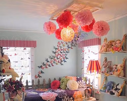 Căn phòng tràn ngập sắc xuân với những đồ trang trí handmade.