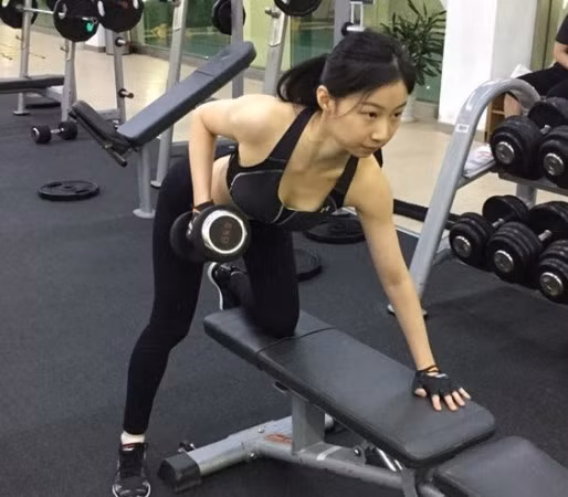 Ryan là một nữ tiếp viên 9X xinh đẹp của một hãng hàng không giá rẻ của Trung Quốc. Dù có lịch bay khá dày và công việc tương đối vất vả, nhưng Ryan vẫn dành thời gian cho việc tập gym, rèn luyện thân thể.