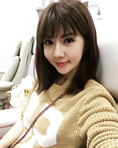 Những bức ảnh mà cô đăng trên mạng khiến mọi người phát sốt, thậm chí có người còn ghen tỵ với chồng cô vì quá may mắn có được người vợ xinh đẹp như vậy.