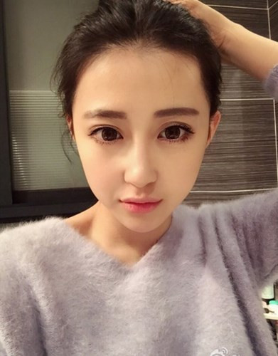 Nụ cười ngọt ngào và vẻ rạng rỡ trẻ trung của Luna Xuan mê mẩn nhiều chàng trai.