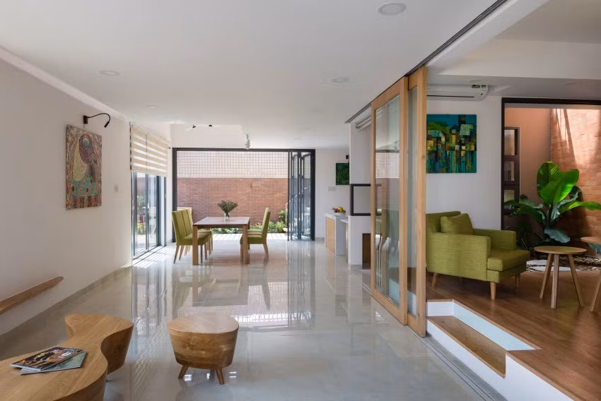 Ngôi nhà có nhiều cửa sổ nhỏ giúp cho ánh sáng tự nhiên len lỏi vào từng không gian trong nhà.