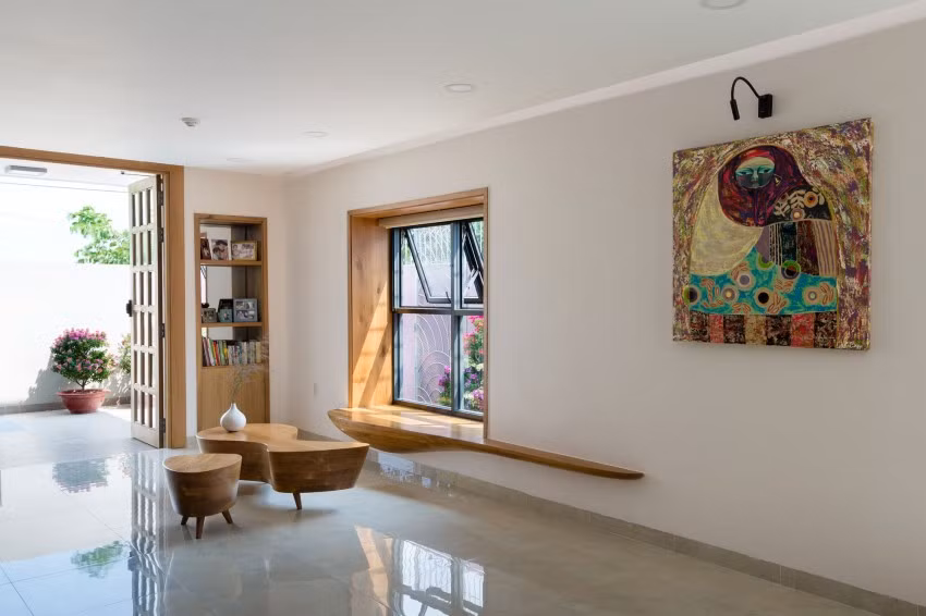 Ngôi nhà có nội thất bằng gỗ khá đẹp mắt.