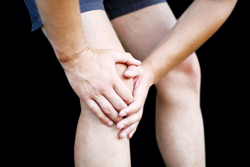 Chống viêm và đau khớp. Viêm khớp là căn bệnh ảnh hưởng đến hàng triệu người trên khắp thế giới. Dứa có khả năng làm giảm viêm khớp và đau khớp. Các bromalain trong dứa có thể phá vỡ các protein phức tạp. Ngoài ra chúng còn có tác dụng chống viêm, làm giảm các dấu hiệu và triệu chứng của bệnh viêm khớp. 