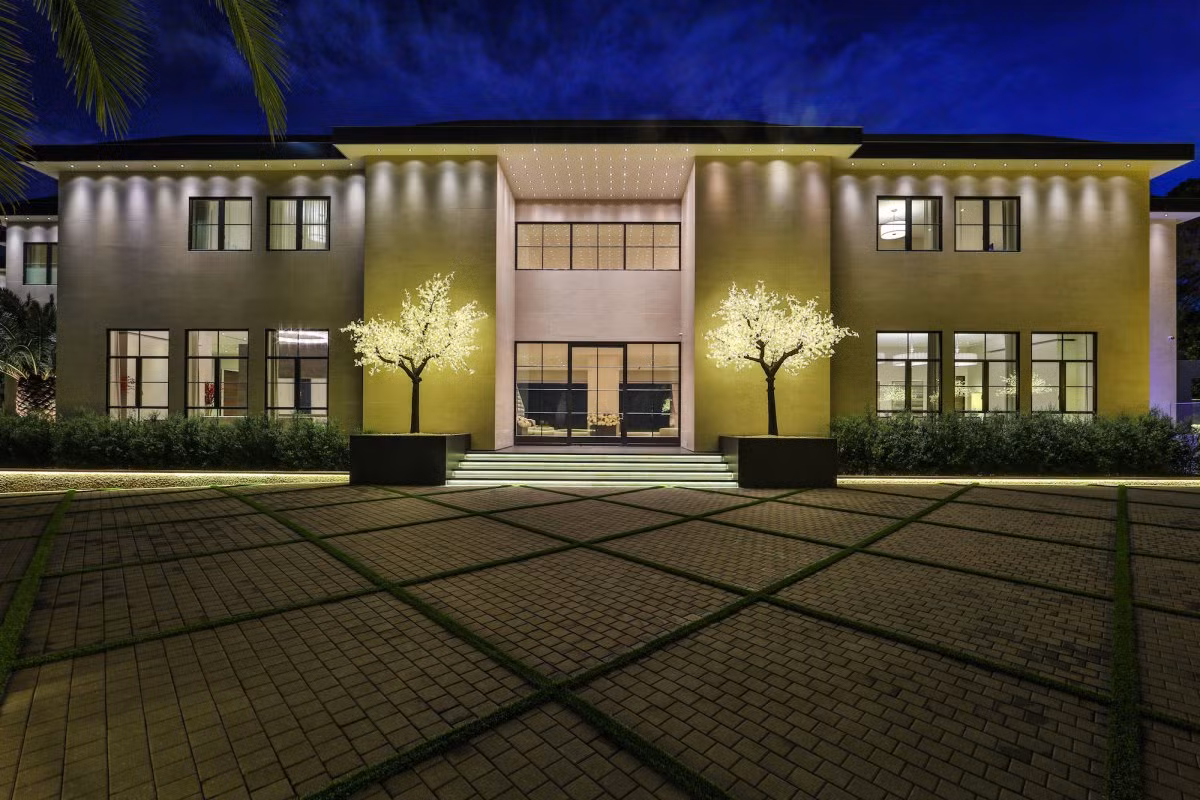 Lối vào phía trước dinh thự rộng rãi và sang chảnh. Biệt thự có chỗ đậu xe rộng rãi cho 50 chiếc ô tô, ngoài một nhà để xe 10 chiếc.