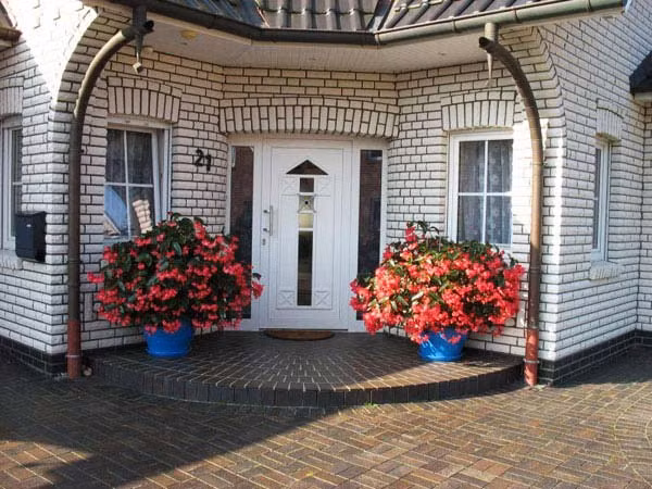 Những chậu hoa rực rỡ làm tôn lên vẻ đẹp ngôi nhà, tạo ấn tượng với khách ngay từ cái nhìn đầu tiên.