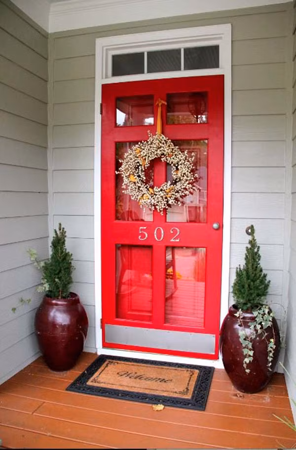 Thỉnh thoảng bạn có thể thay vòng hoa treo cửa trước để làm mới diện mạo ngôi nhà.