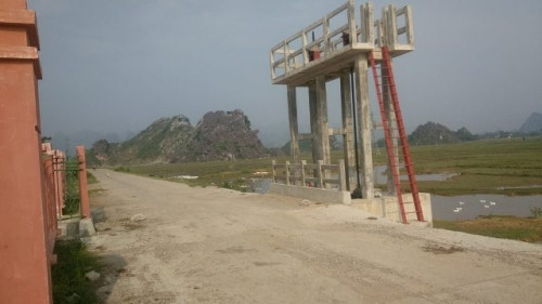 Thieu nu 15 tuoi bi thanh nien la gio tro doi bai