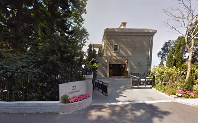 Trước đó, hồi tháng 8/2015, ông chủ Alibaba - Jack Ma đã trả 1,5 tỷ đô la Hong Kong (tương đương 193 triệu USD) để mua một biệt thự sang trọng có diện tích gần 920 m2 đắt giá nhất Hong Kong và đắt thứ 2 trên thế giới nếu tính theo giá từng mét vuông.