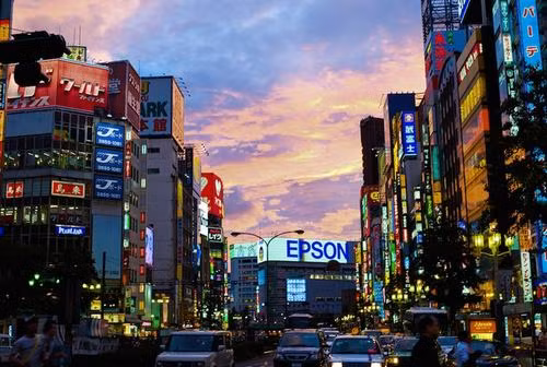 Ban ngày, Shinjuku cũng như mọi thành phố tại Nhật Bản, hối hả, tấp nập, không hề thấy bóng dáng của một tụ điểm ăn chơi.
