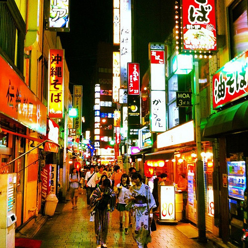 Một tuyến phố đông đúc được trang hoàng lộng lẫy ở Shinjuku.