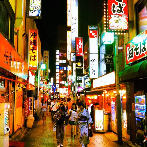 Một tuyến phố đông đúc được trang hoàng lộng lẫy ở Shinjuku.