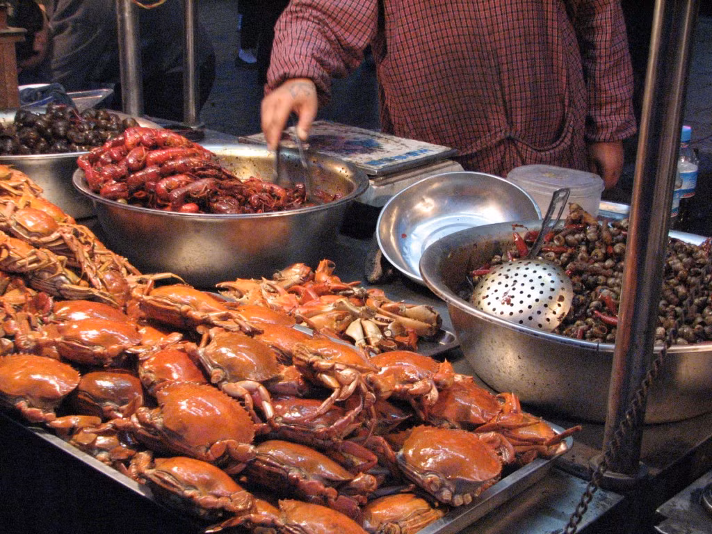 Những món hải sản như tôm, cua, ốc được làm chín sẵn.