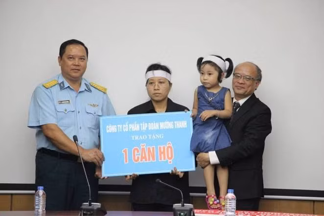 Tại lễ trao căn hộ, đại diện doanh nghiệp cho biết, khi biết tin Đại tá Trần Quang Khải hy sinh trong lúc làm nhiệm vụ, doanh nghiệp đã quyết định trao tặng 1 căn hộ khoảng 80m2 tại Khu đô thị Thanh Hà – Cienco5 Land (phường Kiến Hưng, Hà Đông, Hà Nội) cho gia đình Đại tá Khải, nhằm chia sẻ phần nào cùng gia đình trước mất mát quá lớn này.