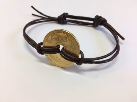 Mặt trước của đồng 5 Yên là một cành lúa nước và chữ “5 ¥” viết bằng chữ Kanji (chữ Hán của Nhật); Mặt sau được in chữ “Nhật Bản” và năm phát hành, cũng bằng chữ Kanji, cách nhau bởi một mầm cây. Trên thế giới chỉ có đồng tiền Nhật Bản là không dùng chữ cái La Tinh trên cả 2 mặt.