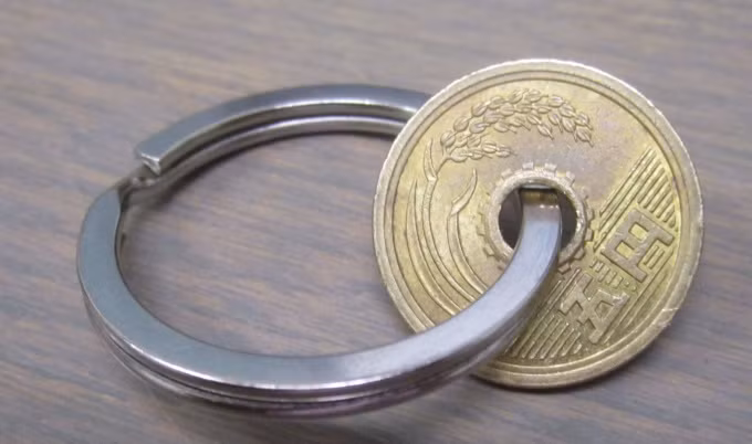 Người dân thường dâng đồng 5 Yên tại đền thờ Shinto với ý định thiết lập một mối liên kết tốt với các vị thần hay mong muốn sẽ gặp gỡ những người có thể mang lại may mắn trong kinh doanh, tình bạn, tình yêu...