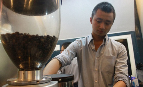 Đinh Nhật Nam, 26 tuổi, là người Việt trẻ thành đạt sáng lập nên chuỗi cửa hàng cafe Urban Station. Hiện chuỗi cửa hàng mở rộng hệ thống lên con số 38 cửa hàng trên cả nước.