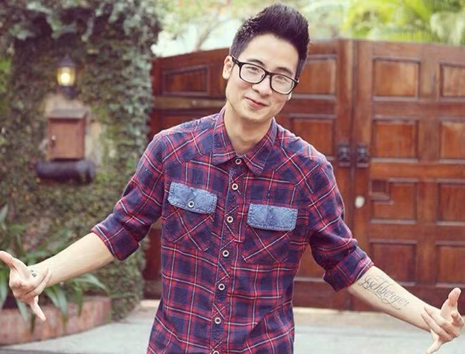 Ngoài những cái tên người Việt trẻ thành đạt trong lĩnh vực kinh doanh, thương mại điện tử trên, Forbes còn vinh danh một số cái tên thuộc các lĩnh vực khác. Trần Đức Việt (lĩnh vực truyền thông quảng cáo), 24 tuổi: Anh chính là vlogger mang tên JVevermind trên YouTube. JVevermind bắt đầu đăng tải video tự đạo diễn và sản xuất lên YouTube từ năm 2011.