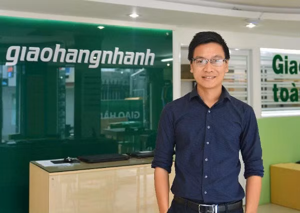 Lương Duy Hoài, 27 tuổi, từng tốt nghiệp đại học ngành công nghệ thông tin. Anh sáng lập trang Giao Hàng Nhanh vào năm 2012 và hiện đảm nhận vị trí CEO của công ty hơn 1.000 nhân viên này.