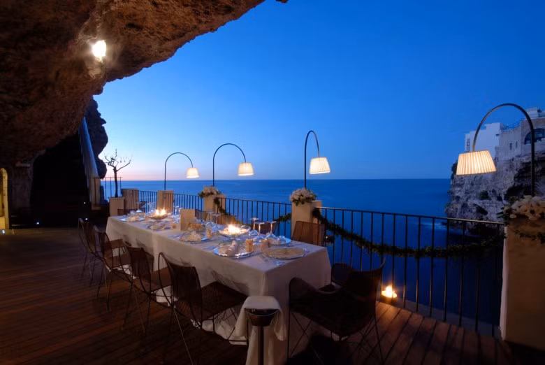 5. Grotta Palazzese sạn, Ý: khách sạn Grotta Palazzese được xây ngay trong lòng hang động đá vôi hình vòm thuộc thị trấn Polignano a Mare, miền nam nước Ý. Điểm thu hút du khách của khách sạn này là không gian ăn tối lãng mạn dưới ánh nến lung linh và được phóng tầm mắt ra ngoài biển Adriatic xanh ngắt.