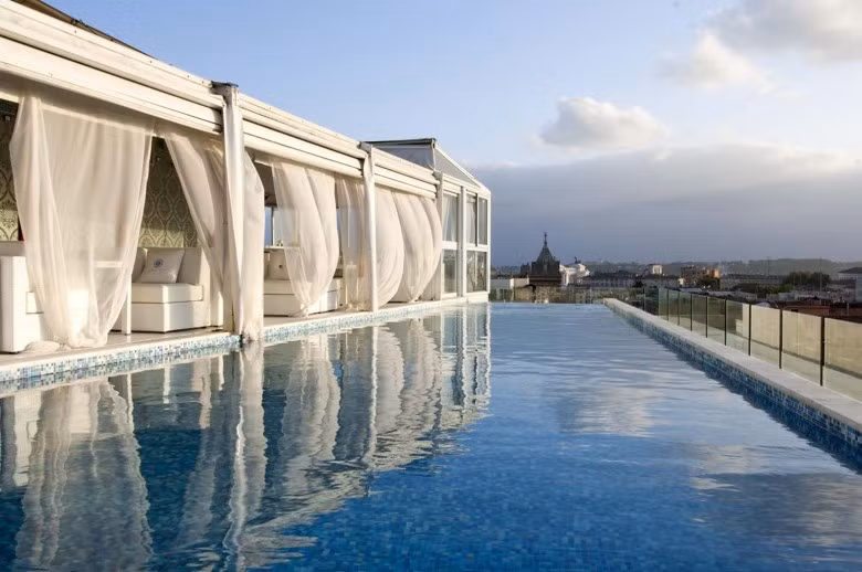 9. Boscolo Exedra Roma, Rome (Ý): Mở cửa vào năm 2003, Boscolo Exedra Roma là một điểm đến tuyệt vời vào những dịp nghỉ lễ. Khách sạn 5 sao này cung cấp tầm nhìn toàn cảnh thành Rome. Giá phòng ở đây là 250 USD một đêm.