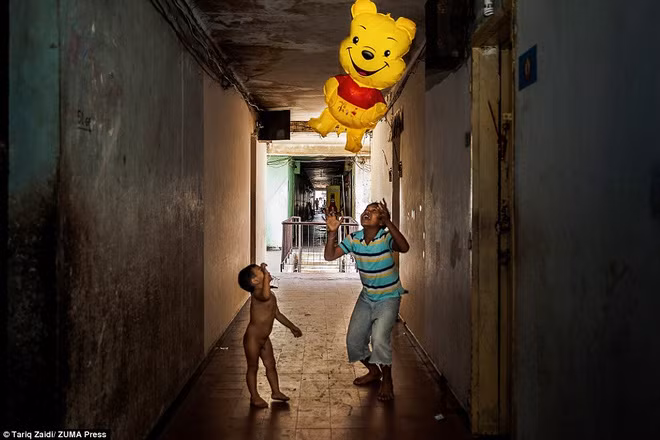 Tòa Nhà Trắng này từng là biểu tượng của cuộc sống hiện đại ở Campuchia nhưng nay đã trở thành khu ổ chuột giữa thủ đô Phnom Penh.