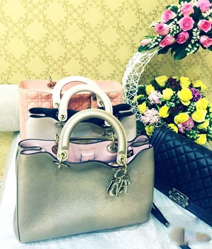 Ngoài Dior còn có sự xuất hiện của Chanel trong bộ sưu tập túi hàng hiệu của hoa hậu.