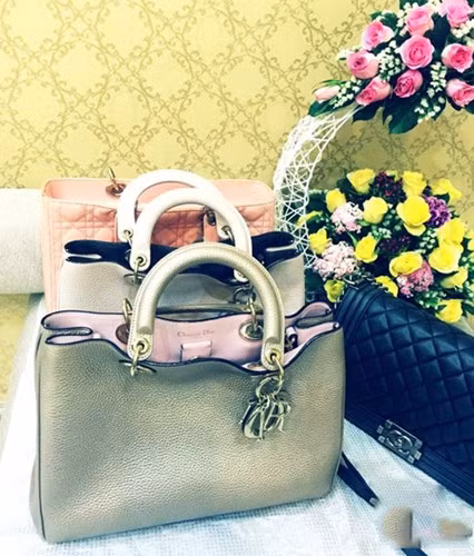 Ngoài Dior còn có sự xuất hiện của Chanel trong bộ sưu tập túi hàng hiệu của hoa hậu.