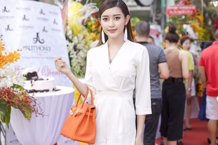 Á hậu 2014 từng thừa nhận túi xách là niềm đam mê lớn và được cô đầu tư nhiều nhất. Trong đó không thể không nhắc đến chiếc túi xách hiệu Hermes Birkin trị giá 350 triệu đồng.
