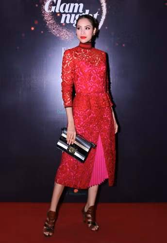 Trong một sự kiện, người đẹp Hải Phòng nổi bật trong bộ đầm đỏ rực, kết hợp sandal cá tính và túi cầm tay sành điệu. Cả ba sản phẩm đều thuộc nhà mốt Salvatore Ferragamo, tổng cộng trị giá hơn 220 triệu đồng. Trong đó, chiếc váy ren nữ tính có giá 5.000 USD (hơn 110 triệu đồng), trong khi túi và sandal đều được bán ở mức 2.500 USD.